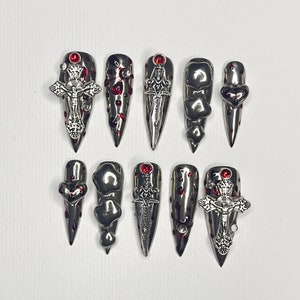 Silber Schwerter mit Blut Stiletto Press On Nagel, Halloween/Cosplay Nail Art, handbemalt, künstlicher Nagel, wiederverwendbarer Gelnagel