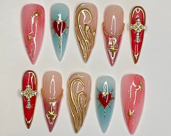 Elegantes uñas postizas en forma de almendra con un elegante diseño de corazón rojo y cruz con punta francesa: perfectas para días festivos, vacaciones o como regalo para ella.