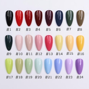 Puede incluir: Veinticuatro colores de esmalte de uñas mostrados en una cuadrícula. Los colores incluyen negro, rojo, burdeos, verde oscuro, marrón, rosa claro, amarillo, azul claro y morado.