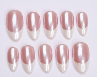 Unghie finte minimali Pearl Shine con punta francese bianca / Nail art finte per tutti i giorni in mandorla corta / Nail art fatta a mano per feste e compleanni