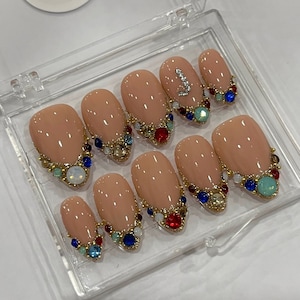 Brilla como un diamante con tus uñas postizas con iniciales, uñas postizas de dibujos animados pintadas a mano, arte de uñas de anime para cumpleaños y festividades.