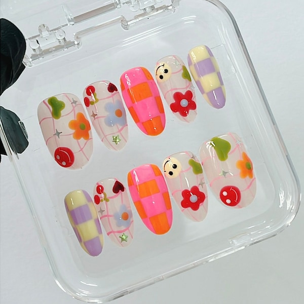 Uñas postizas color almendra con estampado a cuadros y flores, diseño divertido de caras divertidas, pintadas a mano a medida, con motivos florales y de primavera.