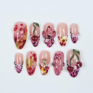 Kirschblüten PressOn Nagel mit 3D-Kirschen, floralen und abstrakten Mustern, handgefertigtes, trendiges Mandelnagelset für Modeliebhaber oder Geschenk für sie