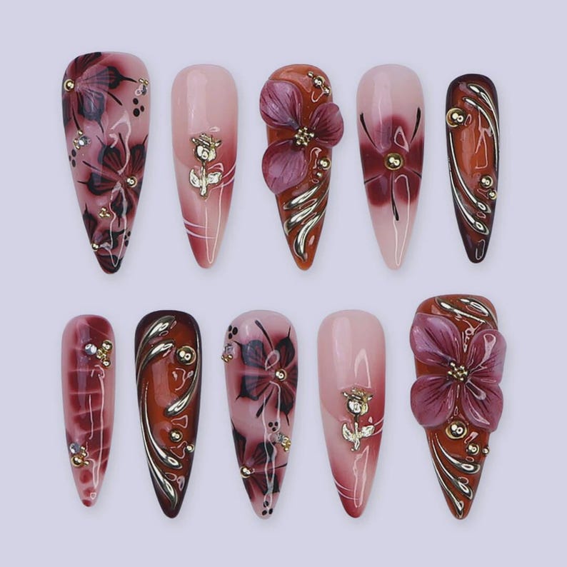 Uñas postizas de otoño con diseño floral 3D en burdeos y línea dorada / Uñas largas almendradas / Diseño de uñas hecho a mano para looks de otoño, fiestas o regalos