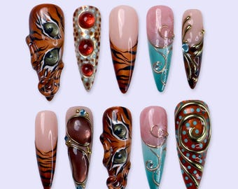 Unghie finte autunnali con tigre 3D e finitura cromata oro / Unghie finte lunghe a mandorla / Nail art fatta a mano per look autunnali, vacanze o come regalo