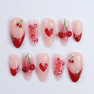 Sweet Cherry Delight, rode persnagels versierd met charmante strikken en elegante witte parels, perfect voor vakantie of als cadeau voor haar