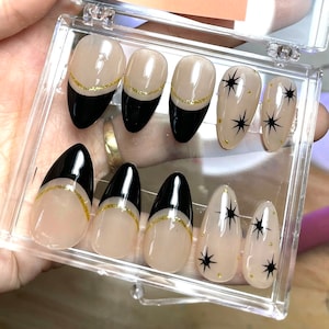 Schwarze Sterne Presse auf den Nägeln, schwarze Mandelnägel, schwarze französische Spitze, künstliche Nägel, handbemalte falsche Nägel, trendiger Kleber auf den Nägeln, Luxus Nail Art