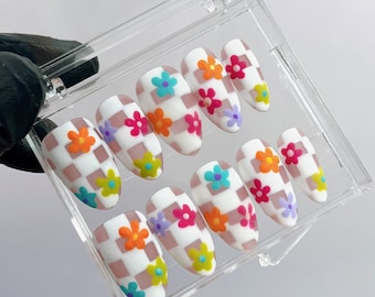 Carreaux blancs et fleurs, presse carrée moyenne sur l'ongle, faux ongles printanier en acrylique peint à la main personnalisé, ongles fleurs/marguerites, cadeau pour elle/bFF