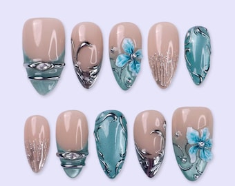 Kerstnagels met 3D-bloemen, zilverkleurig chroom en cat-eye uiteinden | Middelgrote amandelvormige kunstnagels | Handgemaakte nail art voor een kerstfeestje of als cadeau
