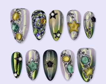 Y2K persnagels met groen chroom, sterbedels | Middelgrote nepnagels amandel | Handgemaakte nailart voor feest-, festival- en streetwear-looks