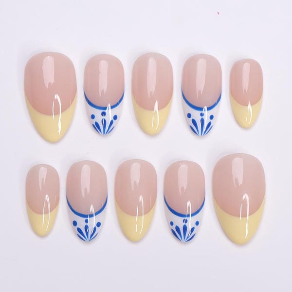 Uñas postizas minimalistas con punta francesa amarilla y detalle azul / Diseño de uñas postizas para uso diario en almendra corta / Diseño de uñas hecho a mano para cumpleaños y viajes