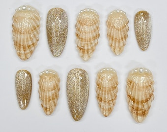 Uñas postizas de gel hechas a mano con diseño de concha marina, almendra mediana, inspiradas en el océano, para cumpleaños, eventos, fiestas y vacaciones.