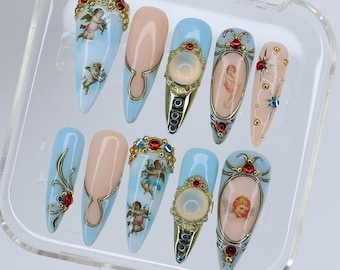 Vinterängelpressnaglar med blå och guldfärgad barockdesign | Handgjorda långa mandelnaglar | Vintagekonstnagelset för jul eller present
