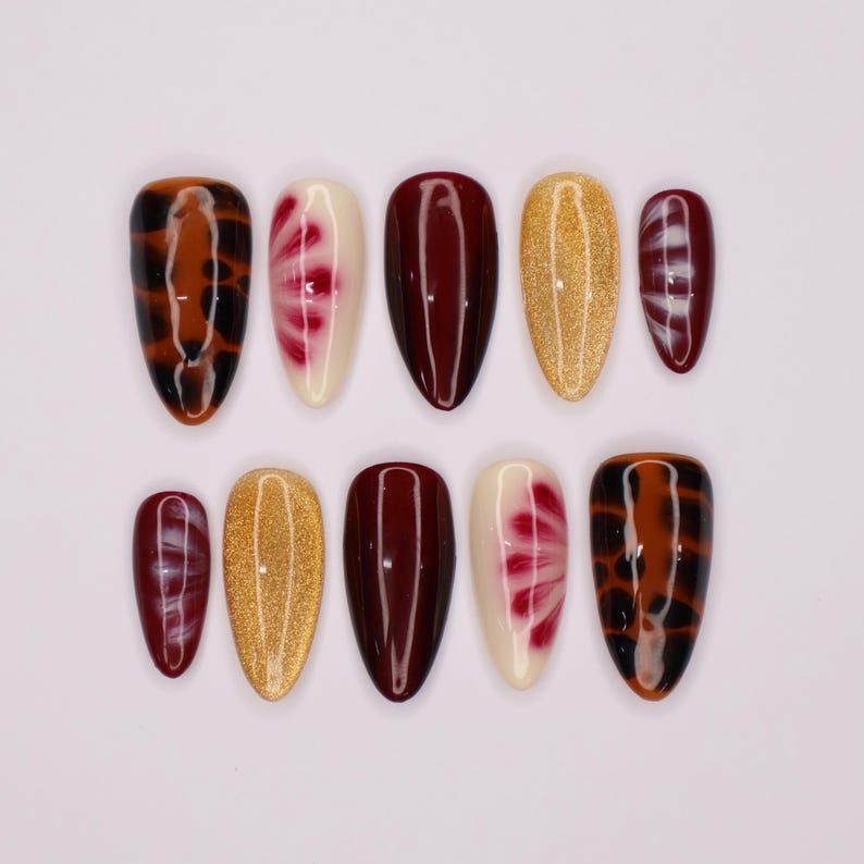 Elegancia marrón floreciente, uñas postizas almendradas medianas con brillo dorado: perfectas para otoño, uso diario, festividades o como regalo.