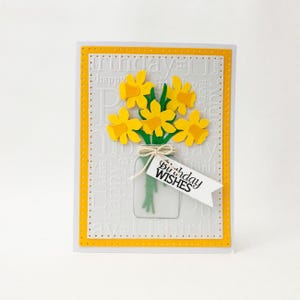 Carte de voeux jonquille faite main lumineuse et gaie - Anniversaire, carte vierge ou florale, envoyez des voeux chaleureux avec un bouquet de fleurs artisanal