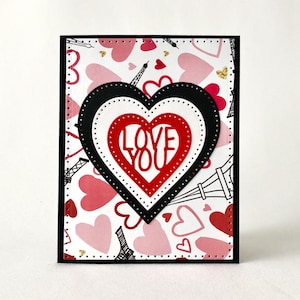 Carte faite main « Je t'aime » – Coeurs découpés en couches sur du papier cartonné à motifs – Parfait pour toutes les occasions