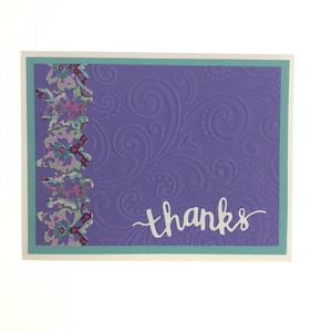 Carte de remerciement fabriquée à la main - papier cartonné violet en relief avec sentiment de remerciement découpé et embellissements colorés