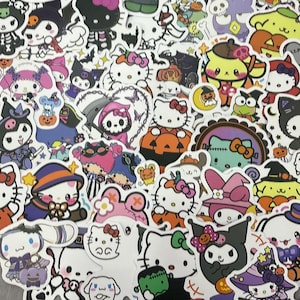 Könnte beinhalten: Eine Sammlung bunter Aufkleber mit verschiedenen Cartoon-Charakteren in Halloween-Kostümen. Die Aufkleber zeigen Charaktere als Kürbisse, Hexen und Skelette, mit Schleifen und Hüten. Eine Vielzahl von Designs ist sichtbar.