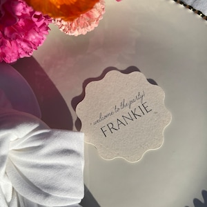 Tarjetas de lugar impresas, tarjetas de lugar para bodas, tarjetas de lugar con nombre, tarjetas de nombre modernas para bodas, tarjeta de lugar ondulada moderna, tarjeta de lugar