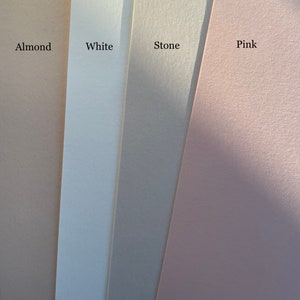 K&ouml;nnte beinhalten: Vier Papierb&ouml;gen in den Farben Mandel, Wei&szlig;, Stein und Rosa. Die Namen der Farben sind auf dem Papier aufgedruckt. Das Papier hat eine strukturierte Oberfl&auml;che und ist diagonal angeordnet, wobei sich das Mandelblatt links und das rosa Blatt rechts befindet.