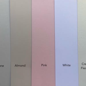 K&ouml;nnte beinhalten: Eine Farbpalette mit sechs vertikalen Farbfeldern. Von links nach rechts sind die Farben Stone, Almond, Pink, White und Cream Flecked. Jeder Farbfleck tr&auml;gt seinen Farbnamen.