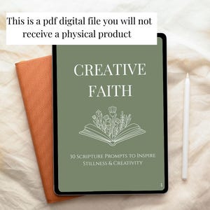Op de afbeelding: Een digitale tablet met een groene cover met de tekst "CREATIVE FAITH" en een illustratie van een open boek met bloemen. De tekst "30 SCRIPTURE PROMPTS TO INSPIRE STILLNESS & CREATIVITY" is ook zichtbaar. Een oranje notitieboek en een witte stylus zijn ook aanwezig.