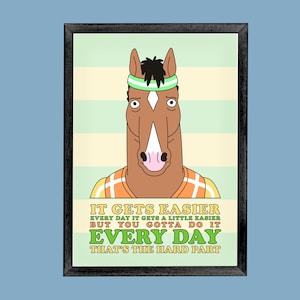 Puede incluir: Un caballo marrón con una diadema verde y una camisa de cuadros amarillo y naranja. El caballo está mirando al espectador. El texto en el cartel dice: "IT GETS EASIER EVERY DAY IT GETS A LITTLE EASIER BUT YOU GOTTA DO IT EVERY DAY THAT'S THE HARD PART"