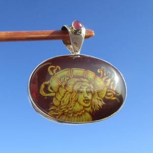 Portrait - Ambre - Gravure en arrière-plan, argent 925 avec rubis