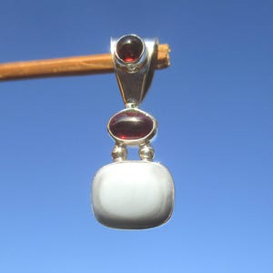 Blå opal - Owyhee, Oregon, USA. - Hänge i 925 sterlingsilver med 2 granater