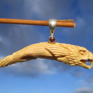 Fisch mit Adler - Kopf - Chimäre aus Horn geschnitzt - Anhänger Silber 925 mit Rubin