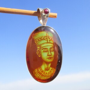 Nefertiti - Ámbar - Fondo grabado, plata 925 con rubí