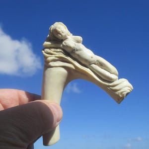 Könnte beinhalten: Ein Set aus drei Keramikbechern mit gesprenkelter, matter Oberfläche. Jeder Becher hat eine andere Farbe: Hellblau, Creme und Grau. Die Becher haben ein schlichtes, modernes Design und einen bequemen Griff.