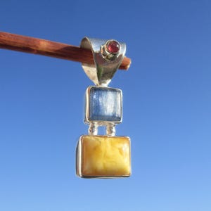 アンバーペンダント - 925シルバー、カイヤナイトとルビー付き