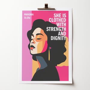 Póster de Proverbios 31. EDICIÓN ROSA. Ella está vestida de fuerza y dignidad. Arte mural cristiano