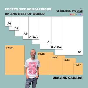 K&ouml;nnte beinhalten: Postergr&ouml;&szlig;envergleich mit Abmessungen in Zoll und Zentimetern. Die Tabelle vergleicht Gr&ouml;&szlig;en f&uuml;r Gro&szlig;britannien und den Rest der Welt sowie f&uuml;r die USA und Kanada. Eine Person tr&auml;gt ein wei&szlig;es T-Shirt mit dem Text "MY CHAINS FELL OFF MY HEART WAS FREE".