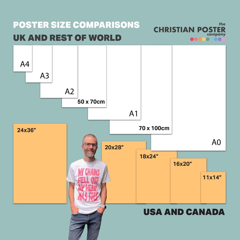 K&ouml;nnte beinhalten: Postergr&ouml;&szlig;envergleich mit Abmessungen in Zoll und Zentimetern. Die Tabelle vergleicht Gr&ouml;&szlig;en f&uuml;r Gro&szlig;britannien und den Rest der Welt sowie f&uuml;r die USA und Kanada. Eine Person tr&auml;gt ein wei&szlig;es T-Shirt mit dem Text "MY CHAINS FELL OFF MY HEART WAS FREE".
