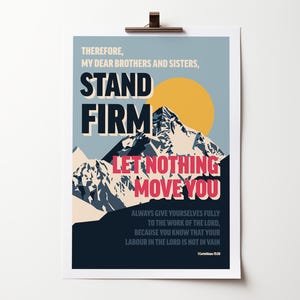 Puede incluir: Una lámina de arte mural rectangular que muestra un paisaje montañoso con un gran sol amarillo. El texto dice: Therefore, my dear brothers and sisters, STAND FIRM LET NOTHING MOVE YOU. Always give yourselves fully to the work of the Lord.