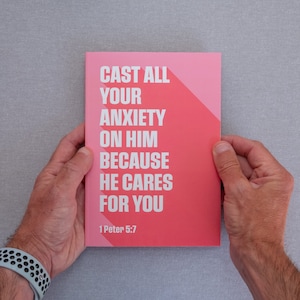 Cuaderno cristiano tamaño A5. “Echad sobre él toda vuestra ansiedad” (1 Pedro 5:7). Páginas con puntos, rayas o lisas.