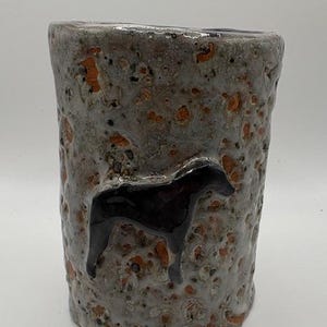 Vaso fatto a mano in argilla smaltata a forma di levriero/whippet