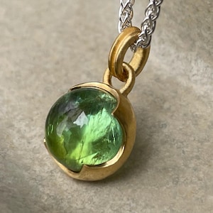 900 gold with green tourmaline, luminous pendant made of 22 carat gold - cabochon gemstone with braided chain