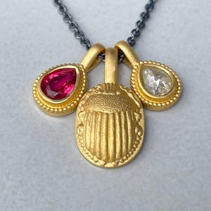 Ruby pendant in 900 gold - natural drop ruby with granulation in 22 kt - unique piece from the goldsmith on a blackened anchor chain