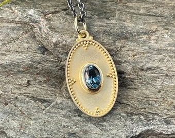Amulet made of 750 yellow gold - with granulation and deep blue London Blue Topaz - 18k gold