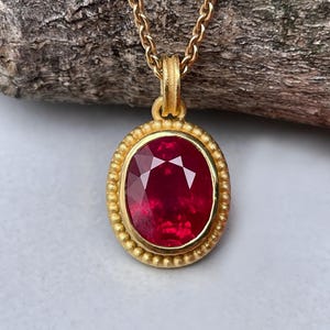 900 gold pendant with a deep red natural ruby in 2.84 carats - 22kt gold with faceted ruby and granulation by the goldsmith