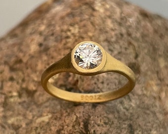 900 gold ring with almost flawless brilliant - signet ring in 22 carat with a half carat diamond - engagement ring 0.5 carat