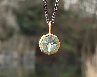 Heavy 750 yellow gold pendant 8-corner with prasiolite on a blackened anchor chain