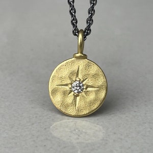 750 yellow gold diamond pendant with a compass star engraving, 18 carat gold polar star with diamond and anchor chain from the goldsmith