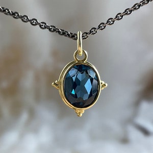 Pendant made of 750 yellow gold - with granulation and large London Blue Topaz - 18 carat gold pendant