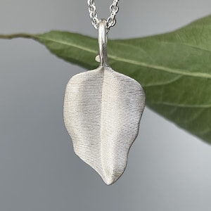925 silver leaf pendant on a delicate anchor chain - falling leaf from the goldsmith