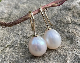 750 yellow gold earrings with beautiful large baroque teardrop pearls