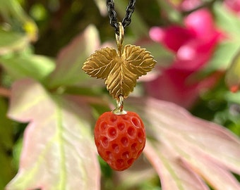 Pendentif jardin paradisiaque en feuille d'or 900 avec fraise sculptée en corail sardine - feuille d'or 22 carats